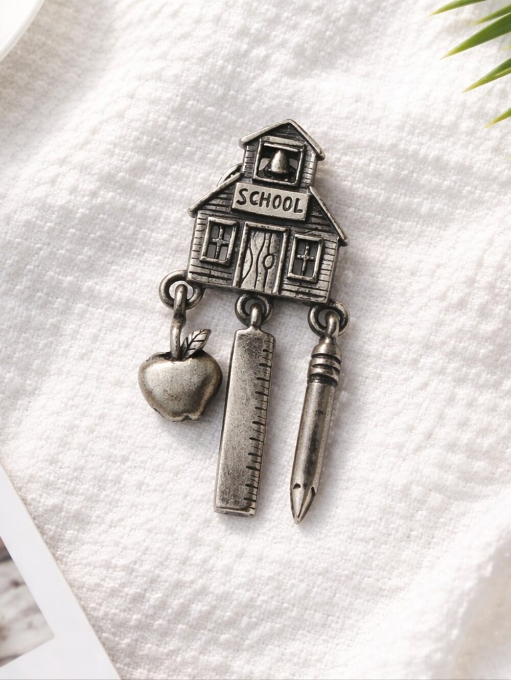Vintage Jonette Jewelry (JJ) Preter Lapel pin/Brooch.